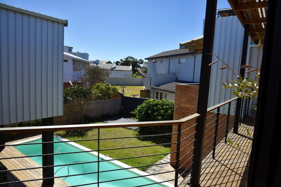 To Let 7 Bedroom Property for Rent in Wavecrest Eastern Cape